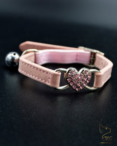 Collier pour chat en velours avec un cœur