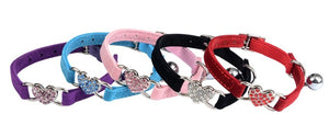 Collier pour chat en velours avec un cœur