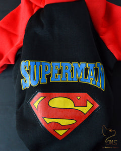 Pull pour chat noir et rouge avec inscription Superman