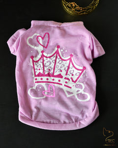 Tee shirt pour chat rose avec une couronne